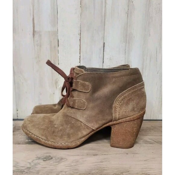 Clarks Carleta Lyon Suede Ankle Boots Women's Size 8.5 Lace Up Brown - Picture 1 of 10